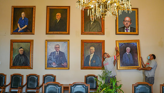Los retratos de Germà Colón y el Padre Ricardo ya comparten sala con otros ilustres de Castelló Los retratos de Germà Colón y el Padre Ricardo ya comparten sala con otros ilustres de Castelló