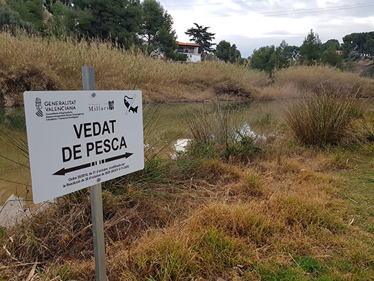 El Consorcio gestor del Paisaje Protegido de la Desembocadura del río Mijares finaliza la instalación de las señales que advierten de los cotos de pesca