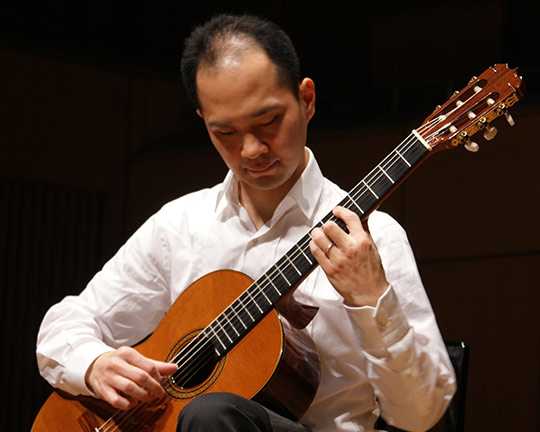 Concierto del guitarrista japonés Takayuki Azuma en el Templete de la música del Parque Ribalta de Castelló