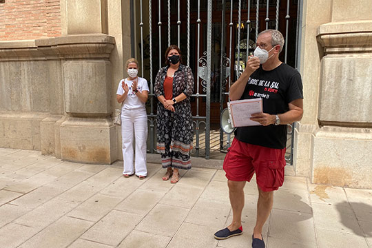 Patricia Puerta transmite al vecindario de Torre la Sal el apoyo de la Diputación en la reivindicación de consolidar sus viviendas