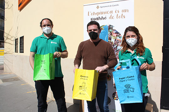El equipo de Educación Ambiental de Castelló facilita el reciclaje en los hogares de la ciudad 