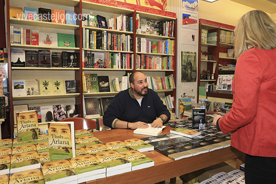 Antonio Pampliega presentó su novela ´Flores para Ariana´