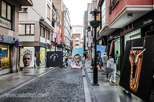 Acción sorpresa por el centro de Castelló en homenaje al artista de Vinaròs Carles Santos