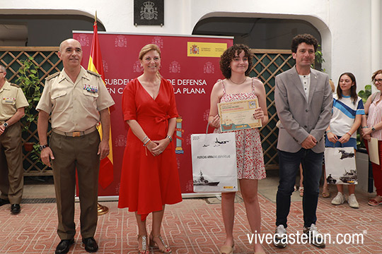Mar Adsuara Esbrí - COLEGIO LA MAGDALENA - ganadora de la fase provincial del concurso literario ´Carta a un militar español´