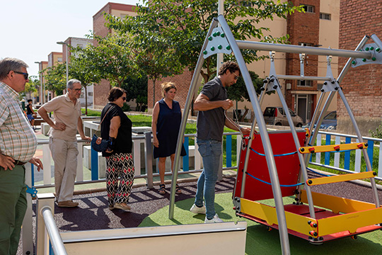 Castelló instala nuevos juegos inclusivos en la plaza Josefina López