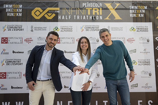 La Diputación presenta la edición de la Infinitri Half Triathlon Peñíscola con más mujeres de su historia