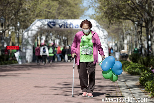 Cerca de 4.000 personas participan en la VI Marcha Contra el Cáncer en Castellón