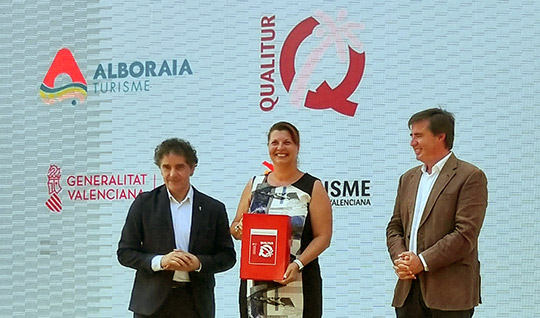 Castelló recoge las banderas Qualitur que distinguen la calidad y servicios de sus playas Castelló recoge las banderas Qualitur que distinguen la calidad y servicios de sus playas