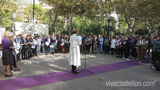 Castelló grita ´Paremos la violencia maschista´ en el 25-N Castelló grita ´Paremos la violencia maschista´ en el 25-N