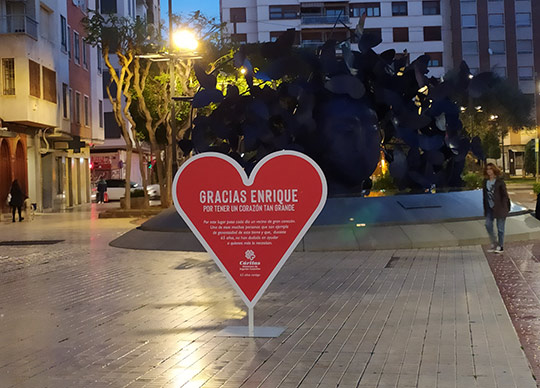 Castelló amane con 16 corazones de agradecimiento, instalados por Cáritas Diocesana de Segorbe-Castellón Castelló amane con 16 corazones de agradecimiento, instalados por Cáritas Diocesana de Segorbe-Castellón