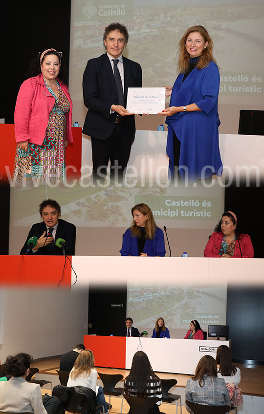 El secretario autonómico de Turismo, Francesc Colomer, entrega el distintivo acreditativo de Municipio Turístico al Ayuntamiento de Castelló de la Plana