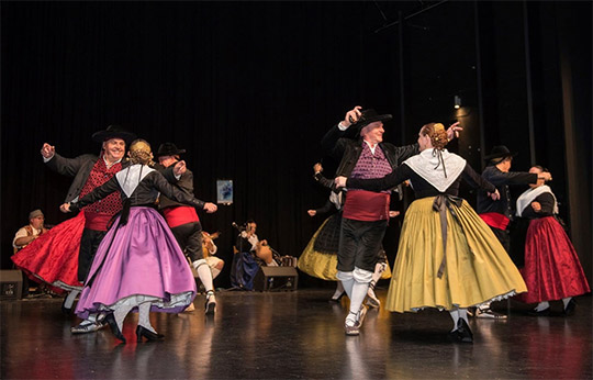 El Teatro del Raval acoge el Festival Folklórico con la bailada de los cinco grupos de Castelló