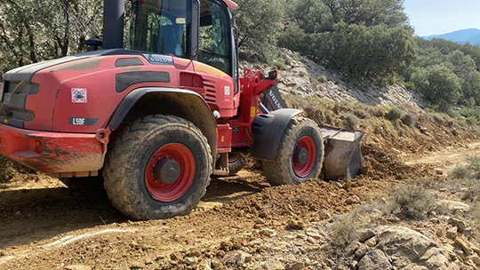 El Consorcio Provincial de Bomberos trabaja con maquinaria pesada para adecuar las infraestructuras afectadas por el último temporal de lluvias