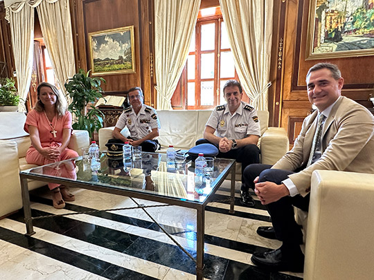 La alcaldesa apuesta por reforzar la colaboración entre el Cuerpo Nacional de Policía y la Policía Local