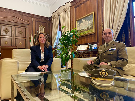 La alcaldesa recibe al subdelegado de Defensa, el coronel Luis Manuel Monzó La alcaldesa recibe al subdelegado de Defensa, el coronel Luis Manuel Monzó