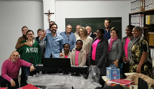 Un piano para la familia de Odosha, un regalo muy especial para el Coro de Cáritas Diocesana