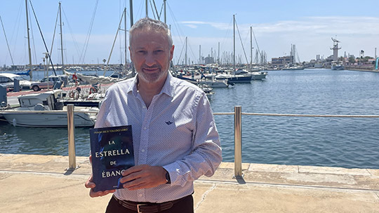 Francisco Toledo Lobo presenta en La Bohemia cultureclub, en Castellón, su primera novela, La Estrella de Ébano