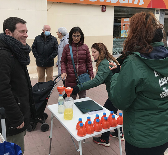 Castelló reparte 13.000 embudos a la ciudadanía para reciclar el aceite vegetal usado en la cocina