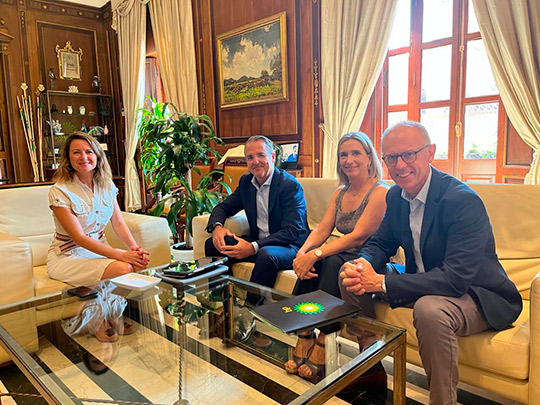 La alcaldesa Begoña Carrasco conoce la apuesta de bp Energía por la producción de hidrógeno verde y afianza el compromiso de convertir el Serrallo en un polo industrial de crecimiento económico La alcaldesa Begoña Carrasco conoce la apuesta de bp Energía por la producción de hidrógeno verde y afianza el compromiso de convertir el Serrallo en un polo industrial de crecimiento económico