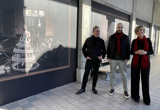 Castelló recrea en la Façana del Mercat los cuentos de Grimm con la obra de Andrés Gallego