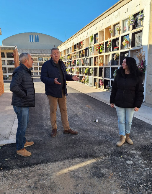 El concejal de Patrimonio del Ayuntamiento de Castellón, Vicente Sales visita las instalaciones del cementerio municipal cuyas labores de asfaltado ya han finalizado