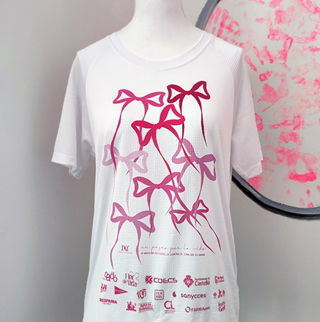 Jorge Vázquez diseña la camiseta que vestirá de blanco y rosa la IX Marcha Un Paseo por la Vida de Castellón organizada por la Fundación Le Cadó contra el cáncer de mama.