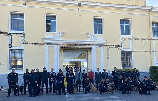 25 policías locales de toda la Comunidad Valenciana con sus respectivos canes reciben en Castellón el certificado para prestar servicio operativo