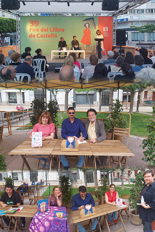 Los cuentacuentos y Víctor del Árbol protagonizan la penúltima jornada de la Feria del Libro