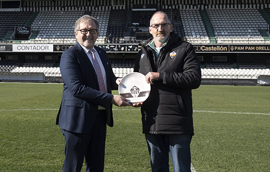 La Diputación de Castellón recibe en Castalia el plato conmemorativo del centenario del CD Castellón