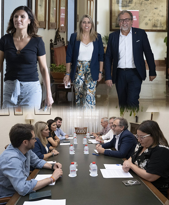 José Martí y Marta Barrachina mantienen una primera reunión para coordinar el cambio de gobierno de la Diputación de Castellón José Martí y Marta Barrachina mantienen una primera reunión para coordinar el cambio de gobierno de la Diputación de Castellón