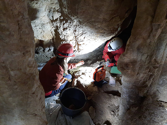 excavaciones arqueológicas en la Cova dels Diablets, situada en Alcalà de Xivert