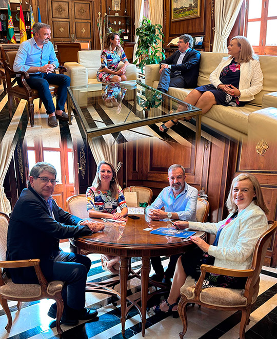 El ayuntamiento de Castellón estrecha lazos de con la Fundación Universitat Jaume I-Empresa para que el talento joven encuentre empleo en Castellón El ayuntamiento de Castellón estrecha lazos de con la Fundación Universitat Jaume I-Empresa para que el talento joven encuentre empleo en Castellón