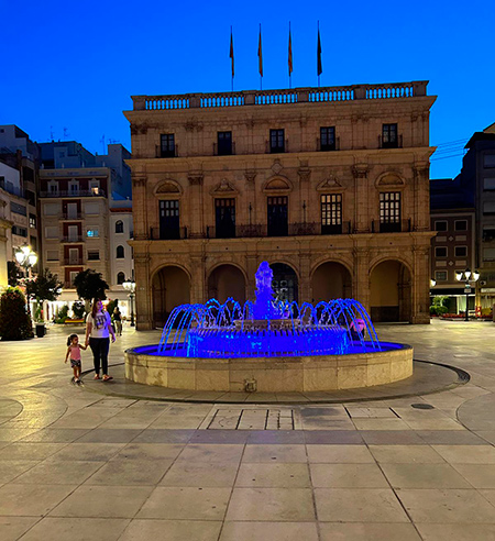 La fuente de la plaza Mayor se ilumina de color azul contra los crímenes de odio