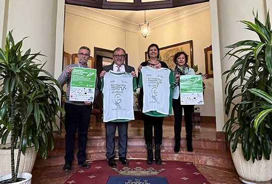 José Martí y Patricia Puerta reciben las camisetas de la VII Marcha contra el Cáncer