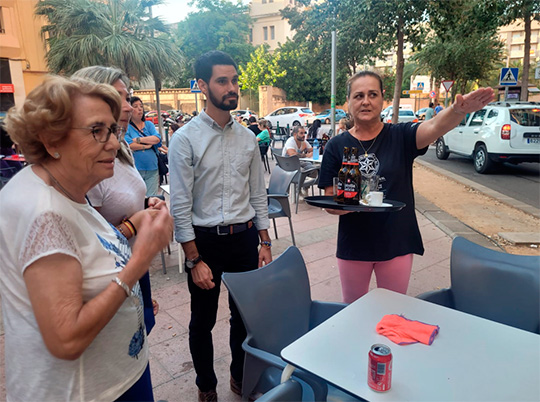 El concejal de Medio Ambiente, Cristian Ramírez, se reúne con vecinos de la plaza Juan XXIII para consensuar soluciones al problema del arbolado El concejal de Medio Ambiente, Cristian Ramírez, se reúne con vecinos de la plaza Juan XXIII para consensuar soluciones al problema del arbolado