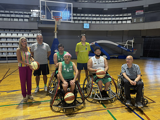 La delegada del Consell en Castellón asiste al primer entrenamiento del COCEMFE Castelló BSR para expresar su respaldo de cara a la próxima temporada