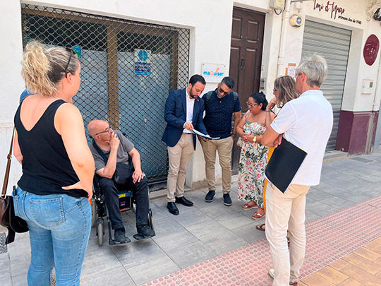Sergio Toledo comprueba el avance de las obras de la Zona de Bajas Emisiones y sus medidas en materia de accesibilidad de la mano de COCEMFE y ONCE