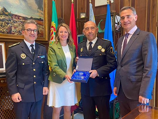 Carrasco entrega una placa conmemorativa al intendente de la Policía Local Javier Brenes con motivo de su jubilación y tras casi 42 años de servicio ininterrumpido a la ciudad