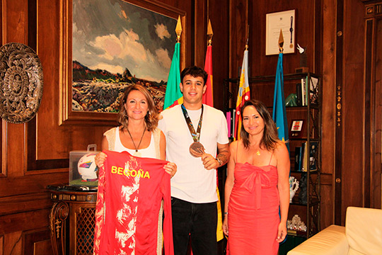 La alcaldesa Begoña Carrasco recibe al atleta Kevin Sánchez del CA de Atletismo Facsa Playas de Castellón La alcaldesa Begoña Carrasco recibe al atleta Kevin Sánchez del CA de Atletismo Facsa Playas de Castellón