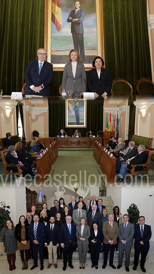 Los miembros del cuerpo consular de Valencia en el Ayuntamiento de Castelló