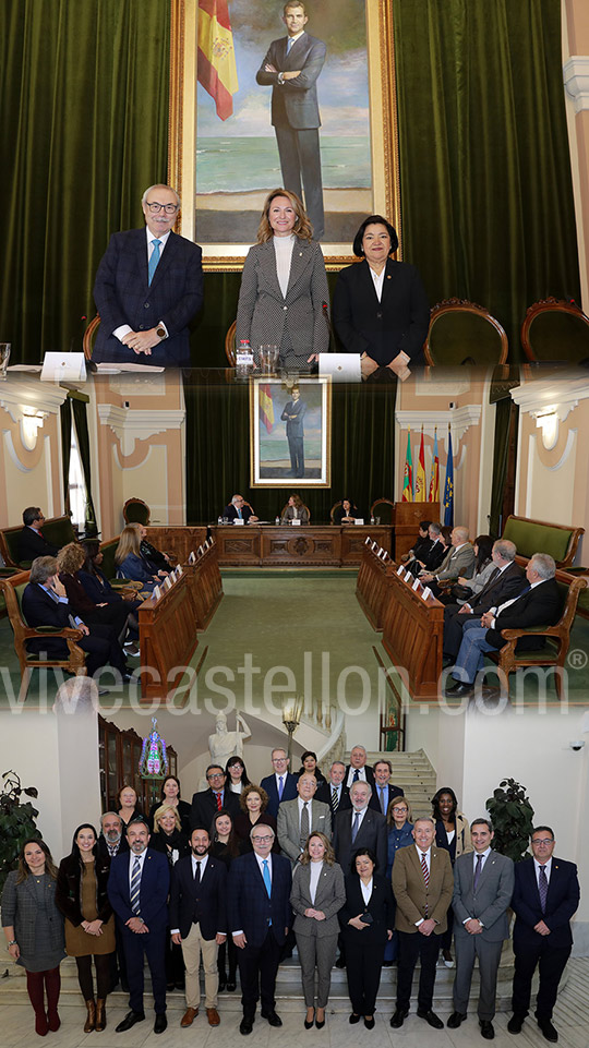 Los miembros del cuerpo consular de Valencia en el Ayuntamiento de Castelló Los miembros del cuerpo consular de Valencia en el Ayuntamiento de Castelló