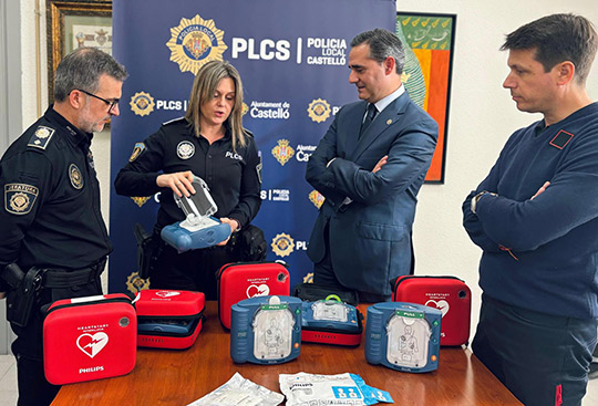 La Policía Local amplía su dotación con 5 nuevos desfibriladores para emergencias