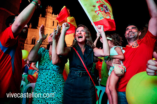 Más de 6.000 personas siguen en directo la final de la Eurocopa en la Plaza Mayor de Castellón Más de 6.000 personas siguen en directo la final de la Eurocopa en la Plaza Mayor de Castellón