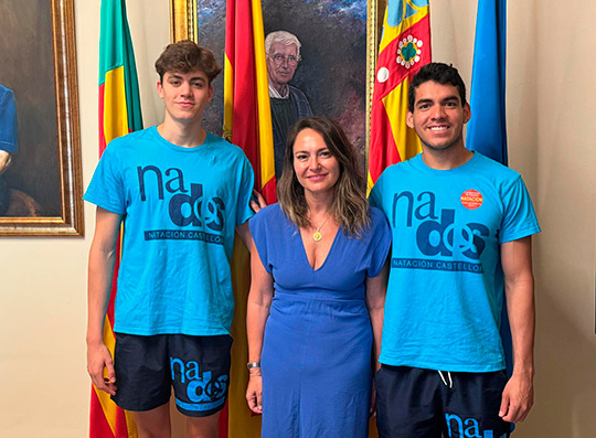 La concejala de Deportes Maica Hurtado desea suerte en nombre de la ciudad a dos nadadores internacionales del Nados Castellón antes de su participación en París 2024