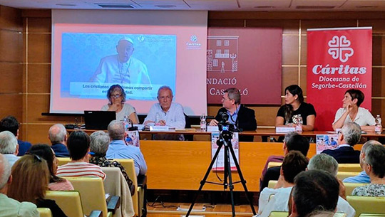 Cáritas Diocesana de Segorbe-Castellón organizó ayer una mesa redonda sobre el impacto de la inmigración y sociedad, en la que han participado Joan Serafí Bernat, profesor de Historia e Instituciones Económicas de la Universitat Jaume I, Luis Martí, presidente de la Confederación Empresarial de la CV en Castellón (CEV Castellón), Yenny Martínez, migrante colombiana, y Xaro Castelló gerente de la Fundació Tots Units.