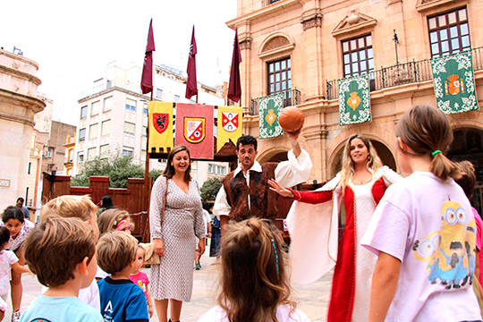 Las familias de Castellón disfrutan del Rincón Infantil Medieval en la plaza Mayor celebrando el 773 aniversario de la ciudad 