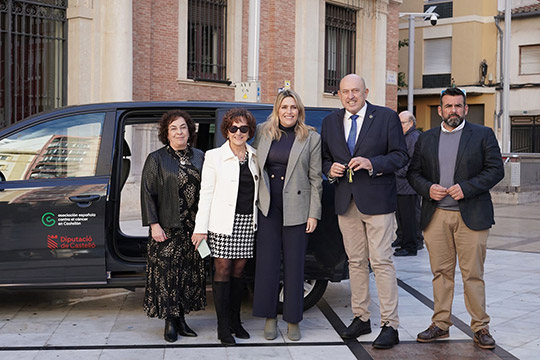 Marta Barrachina entrega un vehículo a la Asociación Española Contra el Cáncer para facilitar el traslado de pacientes y profesionales e incluye una ayuda de 12.000 euros para la AECC en el Presupuesto