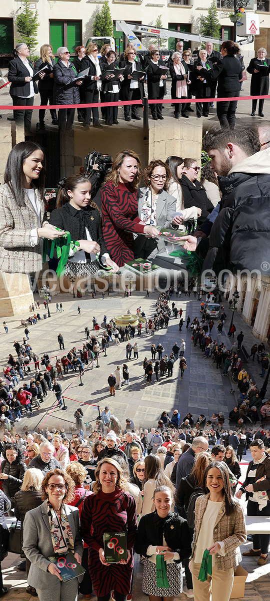Reparto del ´llibret´, la cinta y la pulsera de la Magdalena en la plaza Mayor de Castellón