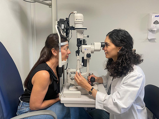 Aumentan las infecciones oculares por el mal uso de las lentillas en verano