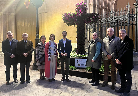 Castellón presenta un nuevo tapiz floral en forma de cruz para rendir homenaje a las cofradías de la ciudad durante la Semana Santa 